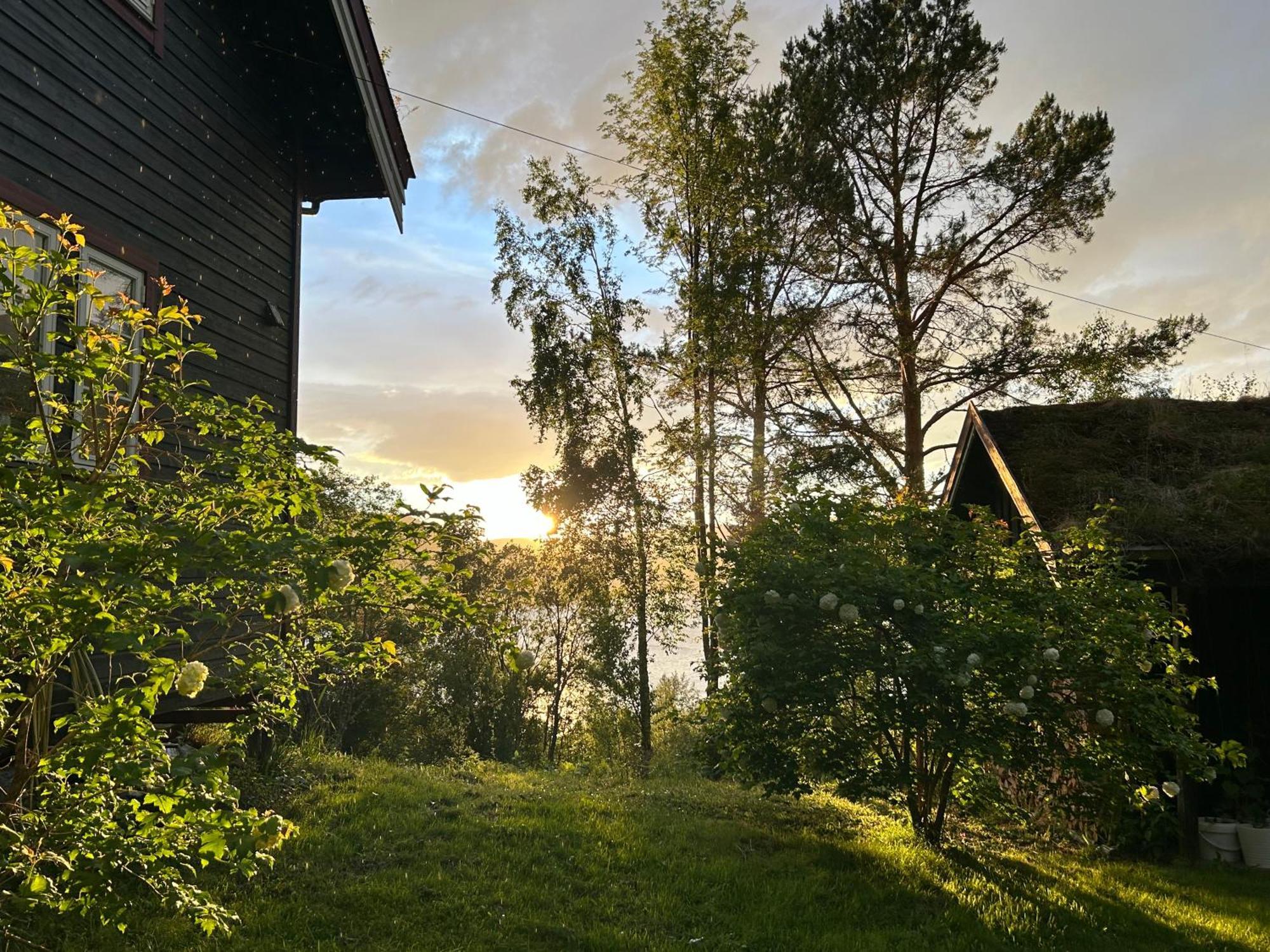 Stille Og Fredelig Ved Fjord Og Fjell Valsøybotn Zewnętrze zdjęcie